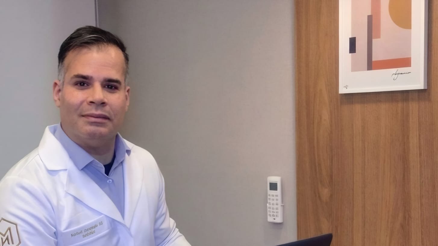 Dr. Marcelo Oliveira Nunes conduzindo procedimento dermatológico em consultório