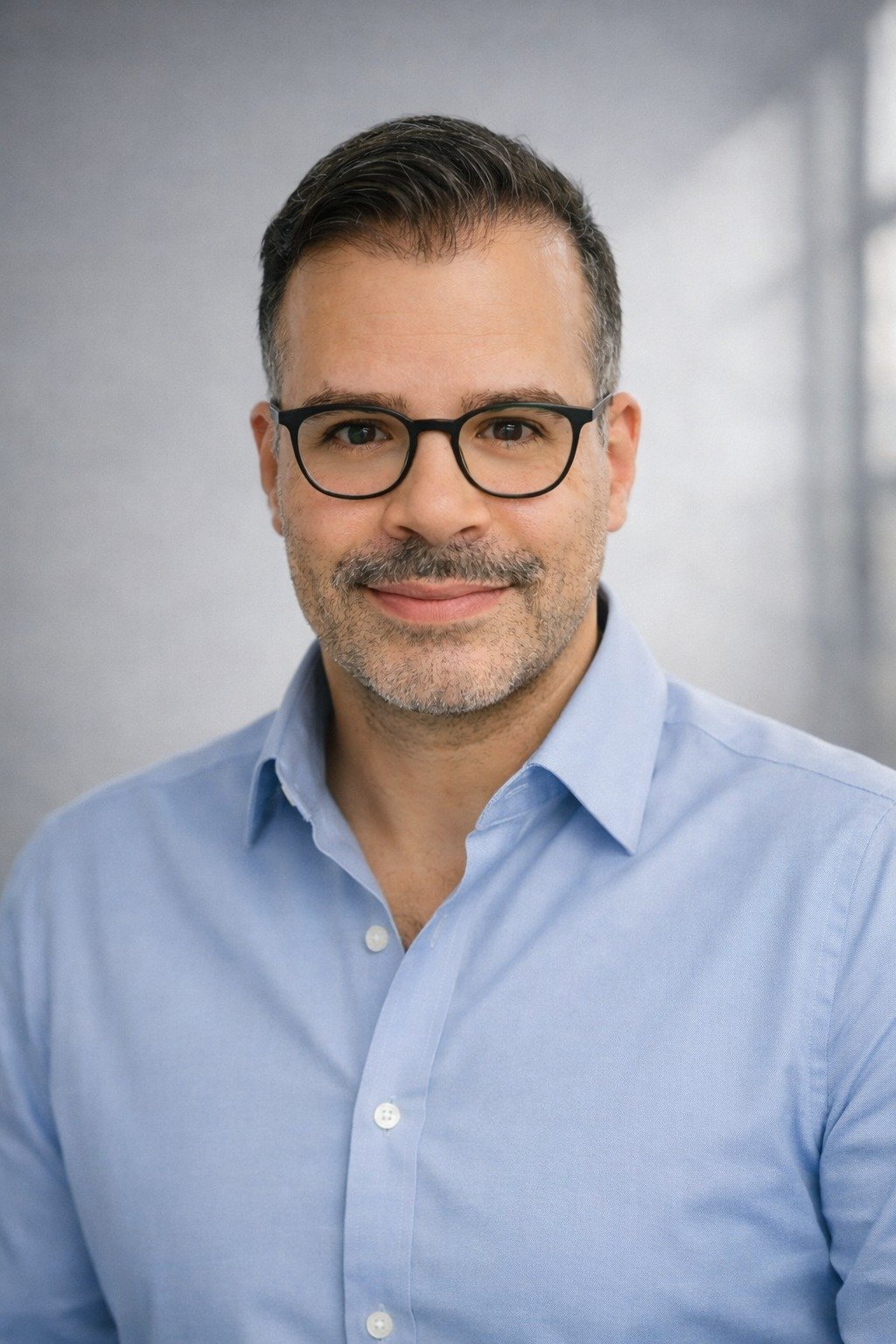 Dr. Marcelo Oliveira Nunes em atendimento com equipe no consultório